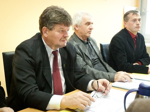 Pavel Ondek (vľavo) počas rokovania štrajkového výboru Odborového zväzu pracovníkov školstva a vedy na Slovensku