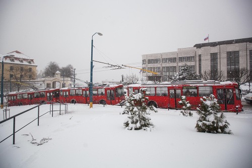 Pred parlamentom sa nahromadili odstavené trolejbusy. 