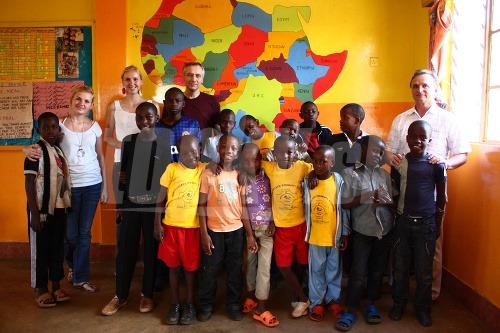 Ján Figeľ medzi deťmi v Nairobi. 