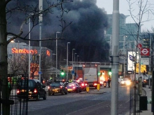 Vrtuľník po náraze do žeriava spadol na ulicu v bezprostrednej blízkosti londýnskej železničnej a autobusovej stanice Vauxhall