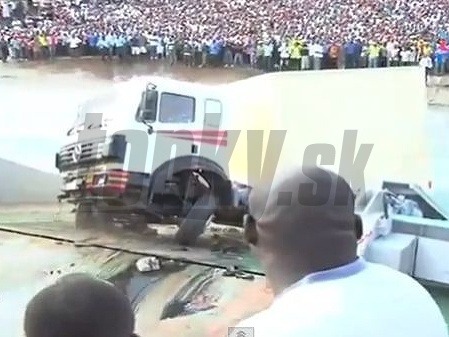 Podľa svedkov nehody nákladnému automobilu zrejme zlyhali brzdy, pretože nekontrolovane narazil do davu