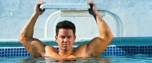 Mark Wahlberg sa zmenil na vyvinutého svalovca s mohutným telom.