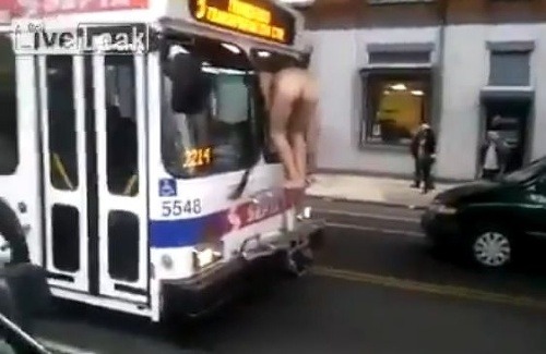 Nudista sa vyšplhal na autobus a ukázal sa v plnej kráse