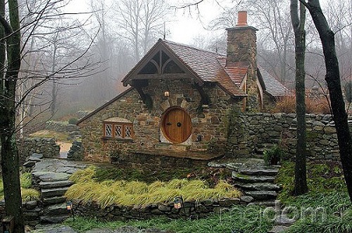 Dom je situovaný klasicky hobitovsky v lese