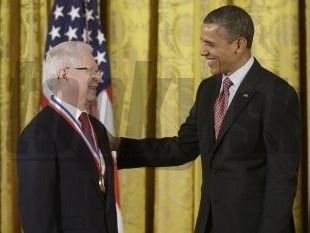 Americký prezident Barack Obama odovzdáva slovenskému rodákovi Jánovi Vilčekovi najvyššie americké ocenenie za vedu a technológiu