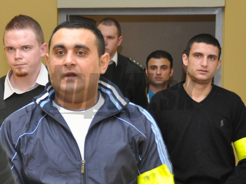 Odsúdení Gheorghe-Florian Gheorge (uprostred), Florin Ciprian Nedelus (vpravo) a Dragos Barbu (druhý sprava) počas príchodu na pojednávanie