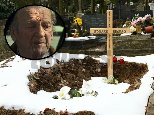 Herec Eduard Bindas spočíva v neupravenom, prepadnutom hrobe so starými kvetmi. 