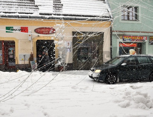 Nápor snehu nevydržalo ani mestské osvetlenie v Prešove