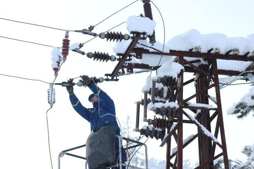 Pracovníci v teréne odstraňujú následky nepriaznivého počasia na elektrickom vedení