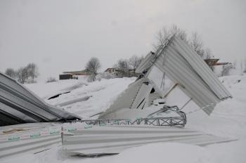 Spadnutá strecha zimného štadióna v Starej ľubovni.