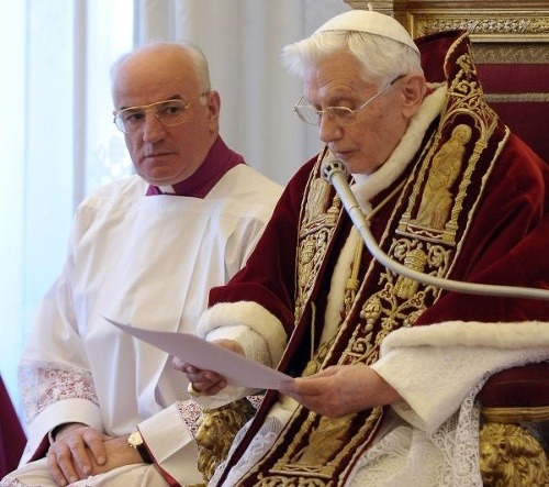 Benedikt XVI oznamuje svoje rezignáciu