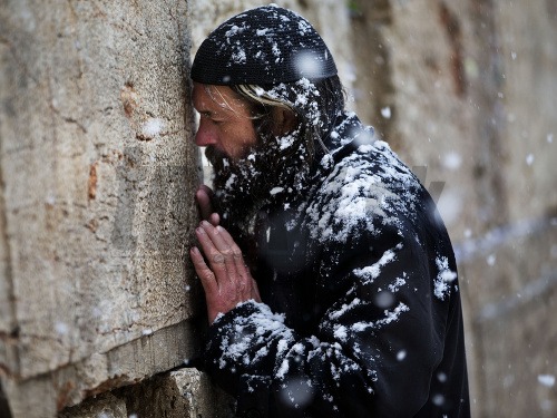 Múr nárekov podlieha prísnym náboženským pravidlám, ktoré zabraňujú ženám v účasti na modlitbách