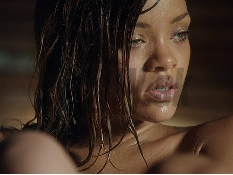 Rihanna si kúpeľ užíva napriek tomu, že ju vidia tisícky fanúšikov