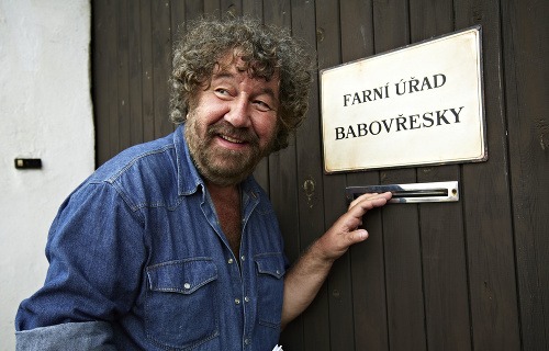 Obľúbený český režisér Zdeněk Troška skončil v nemocnici s podozrením na infarkt. 