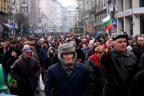 Tisíce demonštrantov pochoduje bulharskými mestami