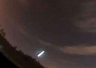 Na YouTube sa objavili takéto zábery meteoritu z Lotyšska.