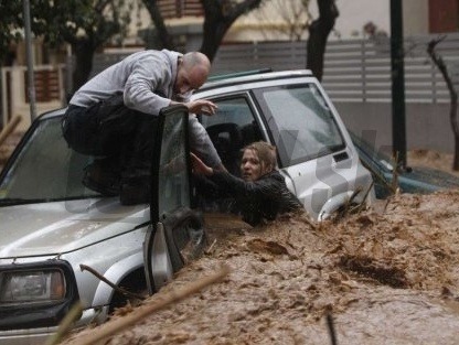 Meteorológovia uviedli, že množstvo zrážok, ktoré za posledných šesť hodín spadlo v Aténach, je priemerom za celý mesiac február
