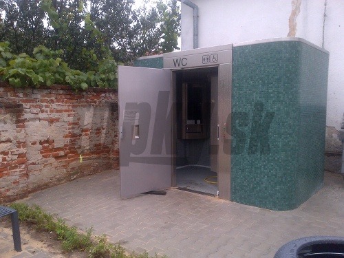 Sporný záchod v obci Dojč. V zime je nefunkčný, v lete ho snáď spojazdnia. 