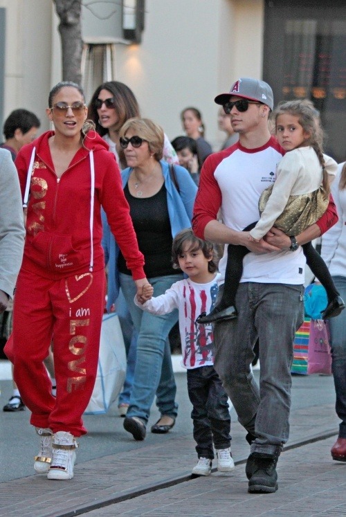 Jennifer Lopez na nákupoch s milencom Casperom Smartom a svojimi dvojičkami.