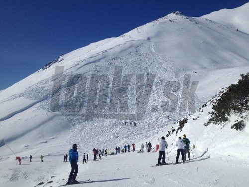 Neznámy lyžiar opustil zjazdovú trať a nerešpektoval výstražnú tabuľu Lavínový terén