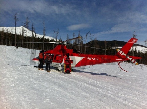 Zranenú lyžiarku zo svahu odvážal vrtuľník