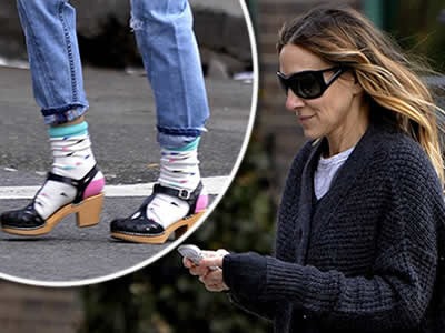 Sarah Jessica Parker prekvapila módnym prešľapom v podobe ponožiek v sandáloch.
