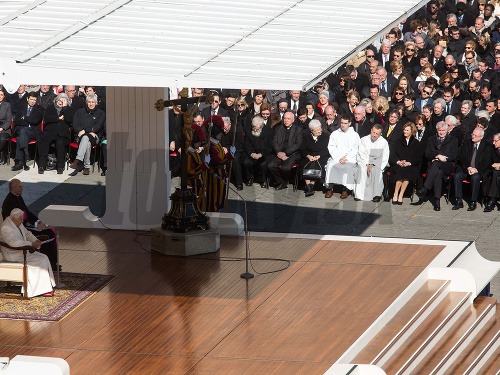 Prezident SR Ivan Gašparovič (v prvom rade druhý sprava) a odstupujúci pápež Benedikt XVI. 