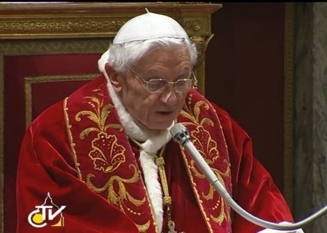 Benedikt XVI. pri rozlúčke s kardinálmi.