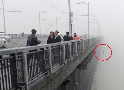 Mladík sa vrhol z mosta do rieky