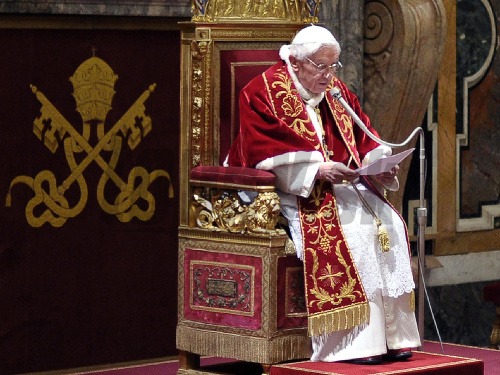 Bývalý pápež Benedikt XVI. pri rozlúčke s kardinálmi.