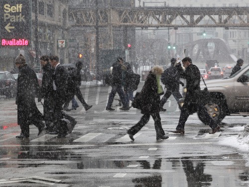 Snehová búrka narušila dopravu na americkom stredozápade