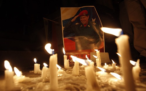 Zapálené sviečky na pamiatku Huga Cháveza