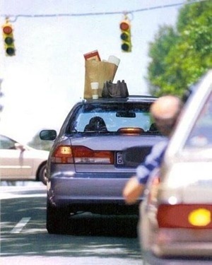 V horších prípadoch vodiči na strechách zabúdajú aj celé nákupy