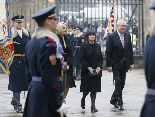 Miloš Zeman prichádza na inauguráciu spolu so svojou ženou a dcérou