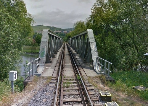 Zúfalec sa pokúšal skočiť z tohto železničného mosta