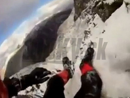 Horolezec sa 30-metrový pád snažil ubrzdiť rukami-nohami.