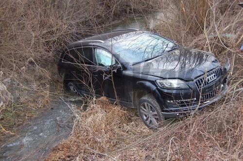 Kradnuté Audi v potoku
