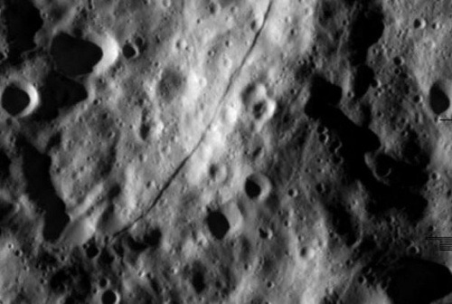 Povrch Rhey je pokrytý krátermi
