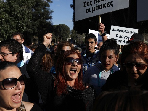 Demonštranti na Cypre protestovali proti mimoriadnemu bankovému odvodu