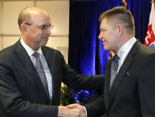 Výkonný riaditeľ U.S. Steel John Surma a Robert Fico