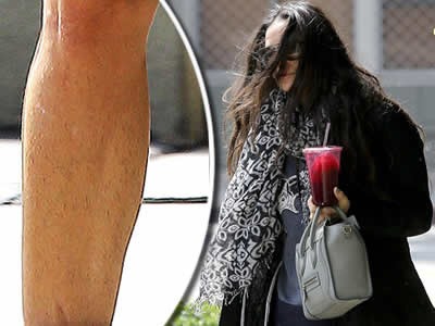 Demi Moore sa ukrývala pod strapatými vlasmi, no v šortkách ukazovala zarastené nohy.