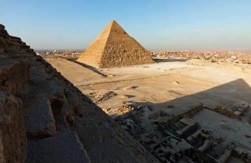 Pyramídy sa nachádzajú neďaleko Káhiry. Tá momentálne nie je bezpečná. 