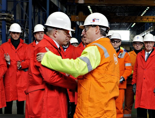 Robert Fico a David Lintour v továrni US Steel Košice. 