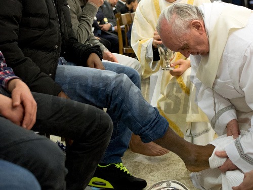 Pápež na znak pokory umyl nohy mladistvým väzňom, tak ako Ježiš učeníkom