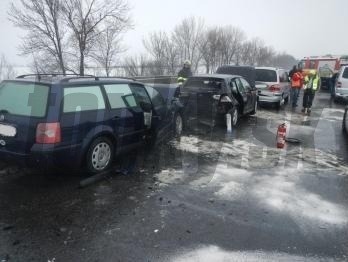 Na diaľnici D1 medzi Sencom a Trnavou havarovalo dnes 14 vozidiel