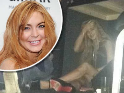 Lindsay Lohan opitá pod obraz Boží hľadala útočisko pod stolom.