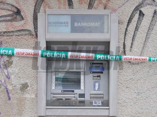 Na východe Slovenska sa neznámi páchatelia pokúsili vniknúť do viac ako desiatich bankomatov