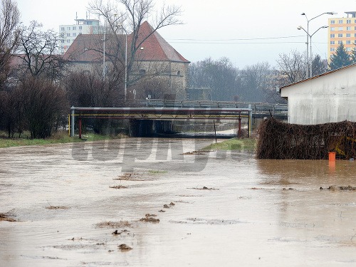 Stúpajúce vodné hladiny riek narobili problémy v celom levickom okrese