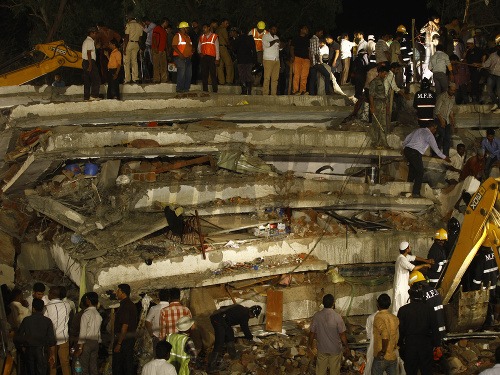 V troskách zrútenej budovy v Bombaji zahynulo najmenej 27 ľudí
