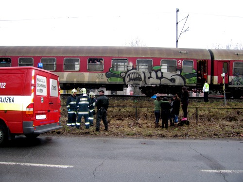 Vlak zrazil dievča, ktoré na mieste zraneniam podľahlo
